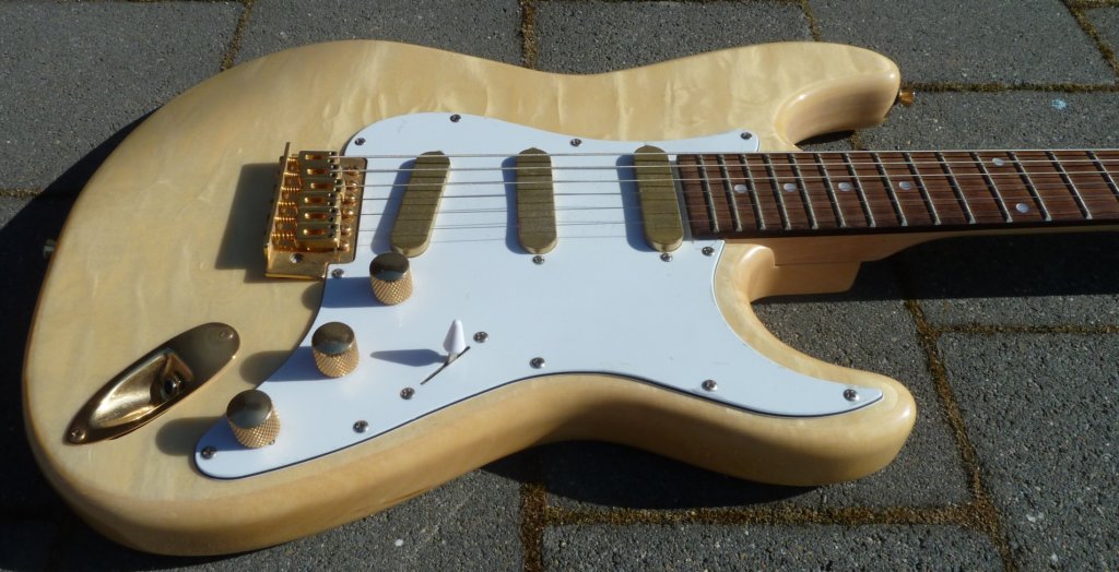 goldhardwarestratwithgoldplatedfenixpickups.jpg